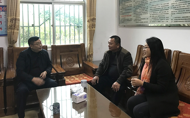 6686体育公司慰问组听取驻村第一书记和村两委班子对扶贫工作的意见与建议