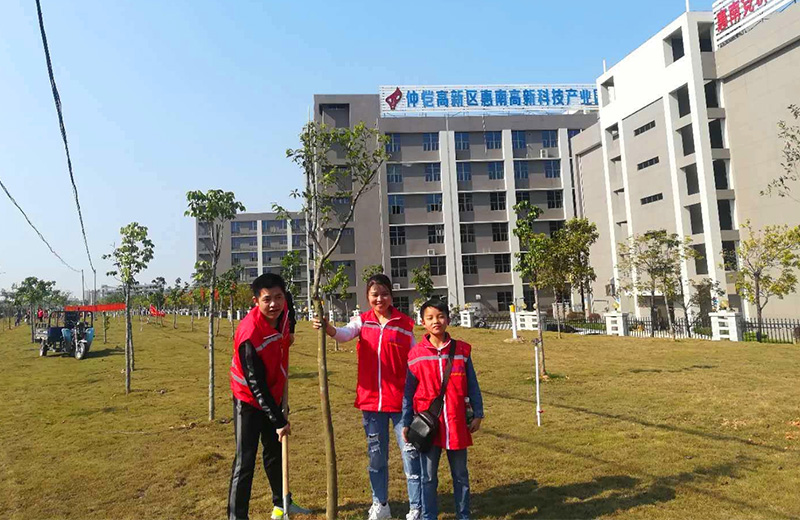 6686体育志愿者在植树现场