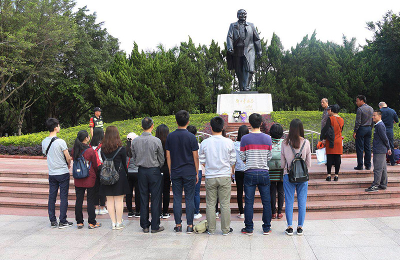 6686体育园区党委开展春日登山活动