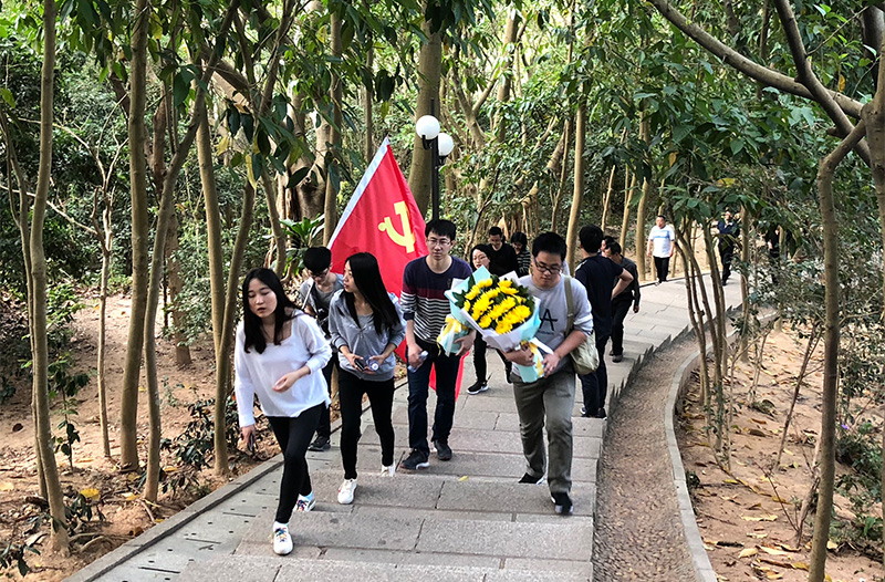 6686体育园区党委开展春日登山活动