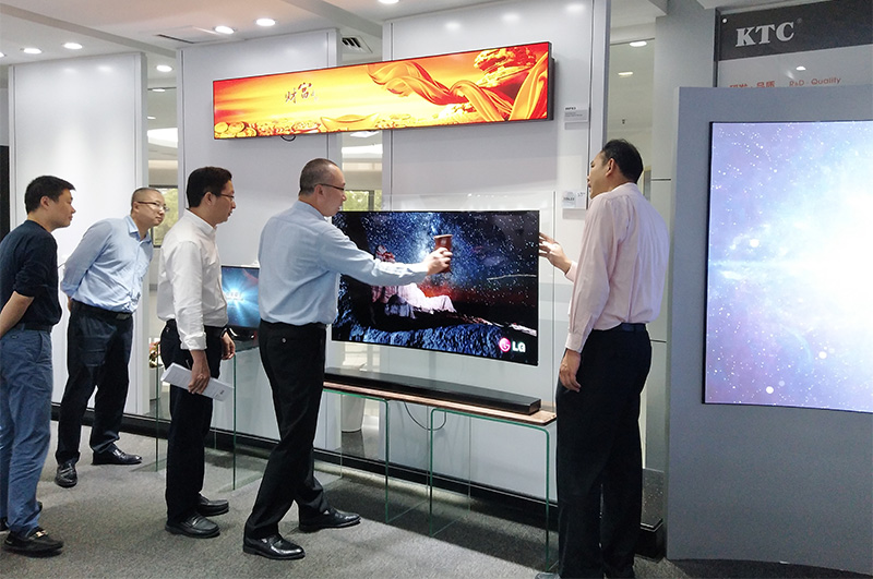 坂田街道办党工委副书记、办事处主任林逸涛一行参观6686体育产品展厅