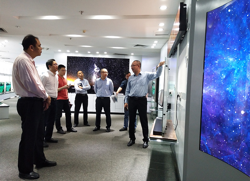 坂田街道办党工委副书记、办事处主任林逸涛一行听取6686体育董事长凌斌先生介绍产品