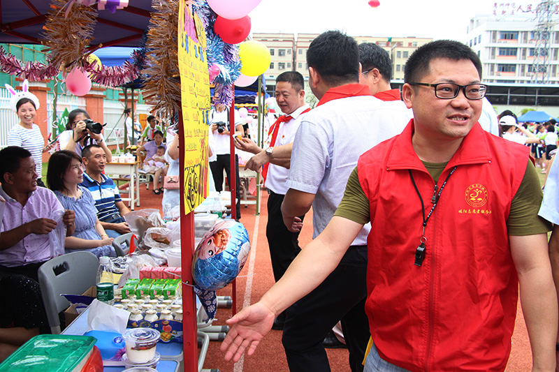 6686体育公司惠南工厂参加惠南实验学校“六一”儿童节慰问活动